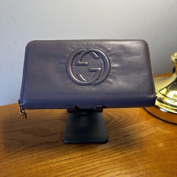 Gucci Handbags - Gucci Mauve Leather Soho Zip Wallet